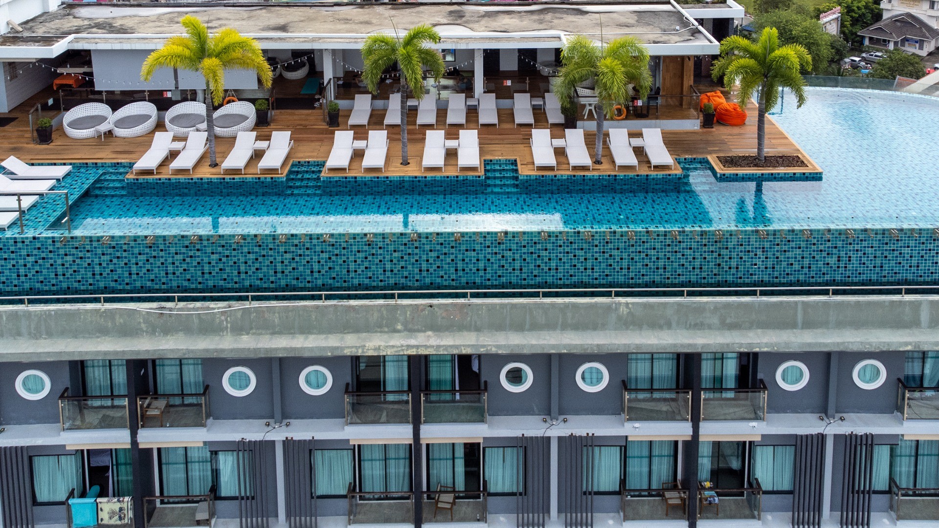 Skyline Rooftop & Corner Bar